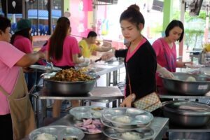 เลี้ยงอาหารกลางวันบ้านราชาวดีหญิง-SomchaiCSR-3